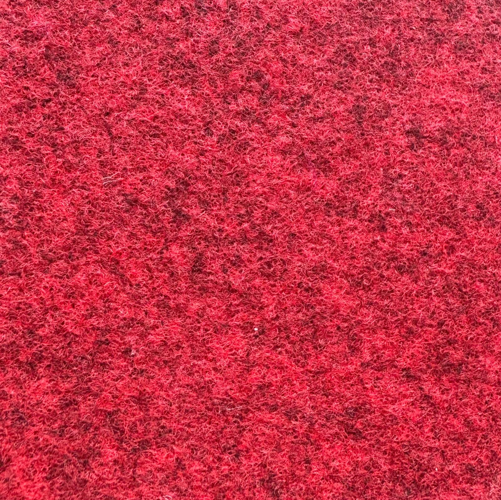Moqueta ferial ecológica roja en rollo de 120m2 para stands