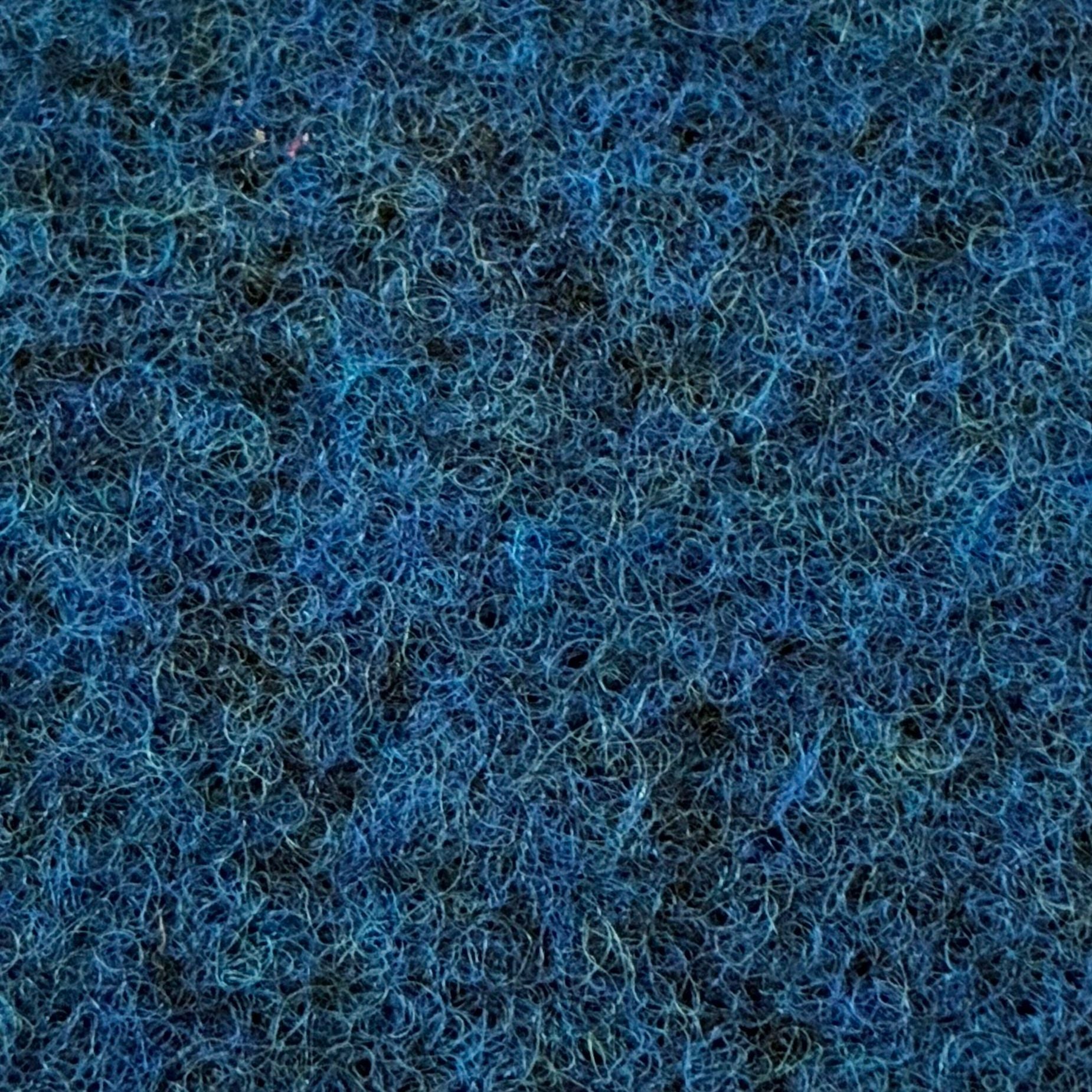 Moqueta ferial ecológica azul marino jaspe en rollo de 120m2 para stands